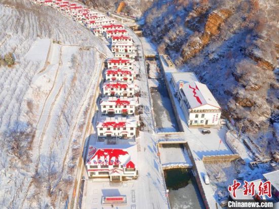 图为诗上庄村易地扶贫搬迁新民居“桃源居” 于磊 摄