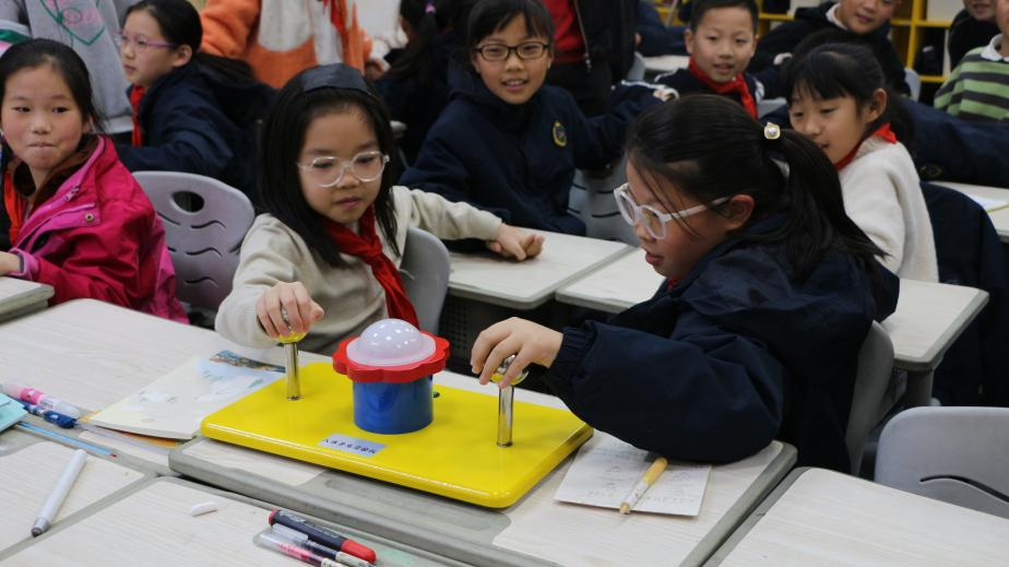 小记者体验人体导电实验仪