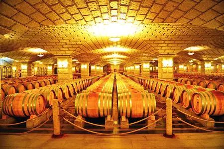嘉峪关紫轩酒窖，亚洲最大的单体葡萄酒地下酒窖。