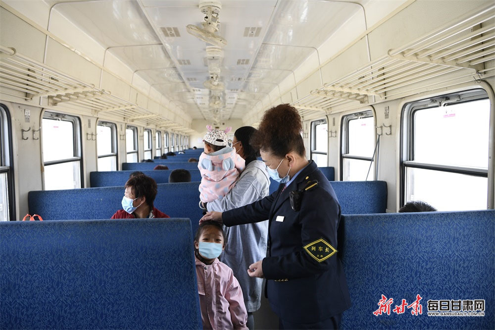 票价30年不变 “慢火车”向着幸福开