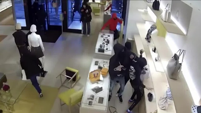 美国多地现“快闪抢劫党” 专挑奢侈品店下手