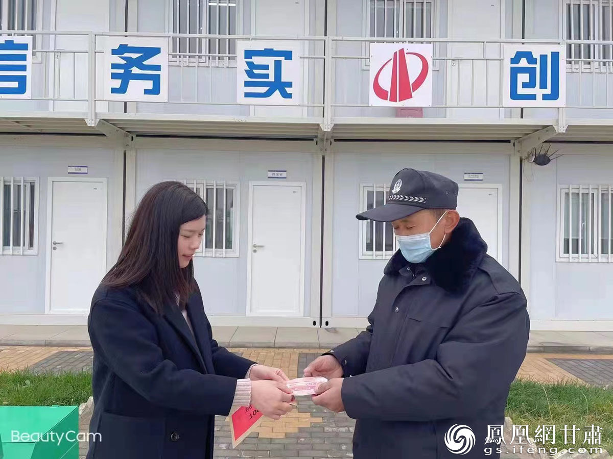 桂国江接受客户公司奖励 兰州新区商投集团供图