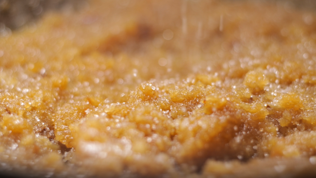 ▲酥油下面团搅拌后撒白糖