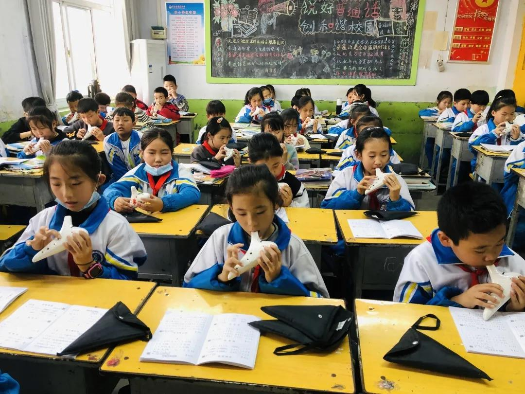 平乡县北牌小学参加陶笛社团的孩子们在进行练习。平教摄