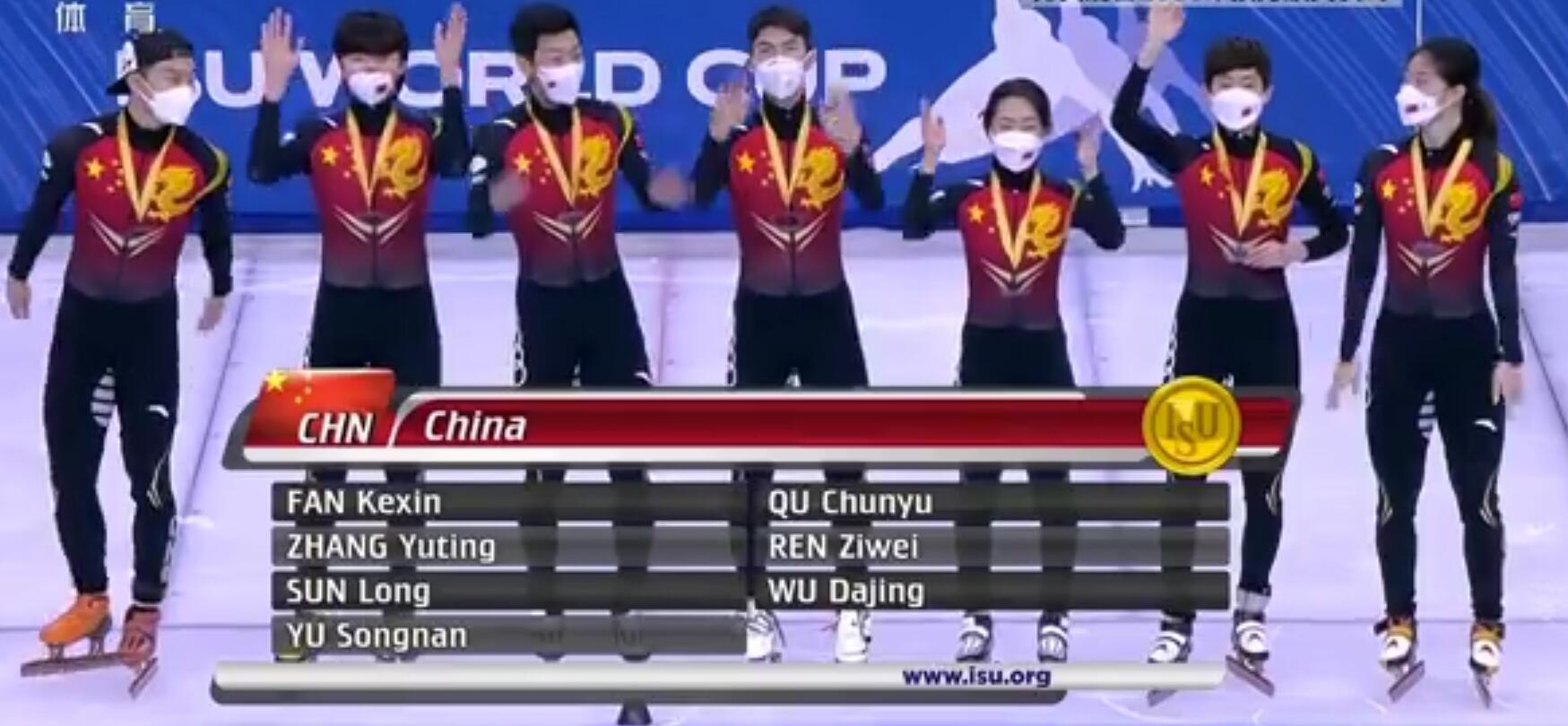 再添一金！中国队夺混合接力2000米冠军 队友互戴奖牌