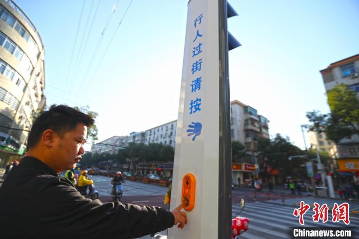 江西南昌街头现“申请式”行人过街红绿灯