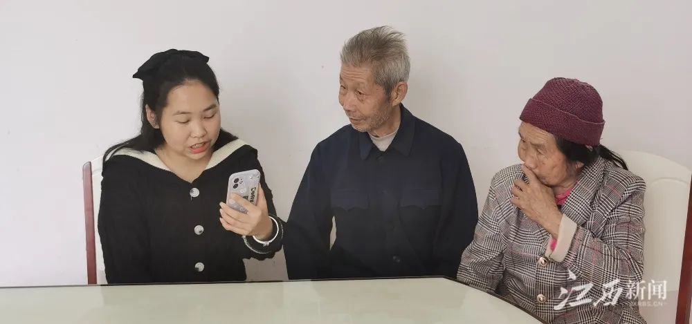 ▲赵之林与父母、侄女视频连线。摄影 | 曹章保 江西日报记者梁健