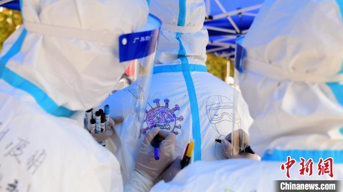 图为画由战胜病毒的画面。　丁铭华 摄