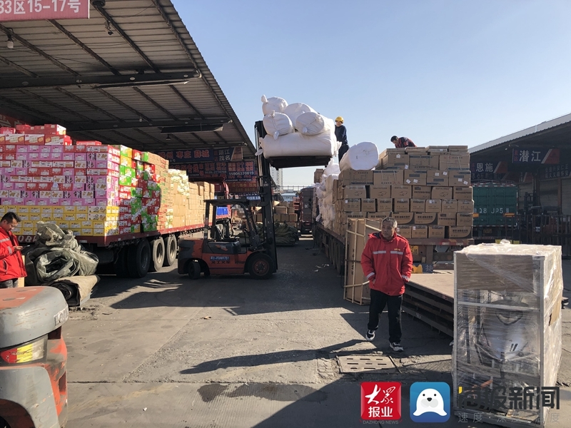 各门店的工人们在忙着装卸货物