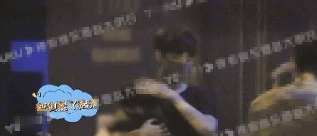 33岁男星与美女街头牵手摸头 两人举止亲密疑似恋情曝光