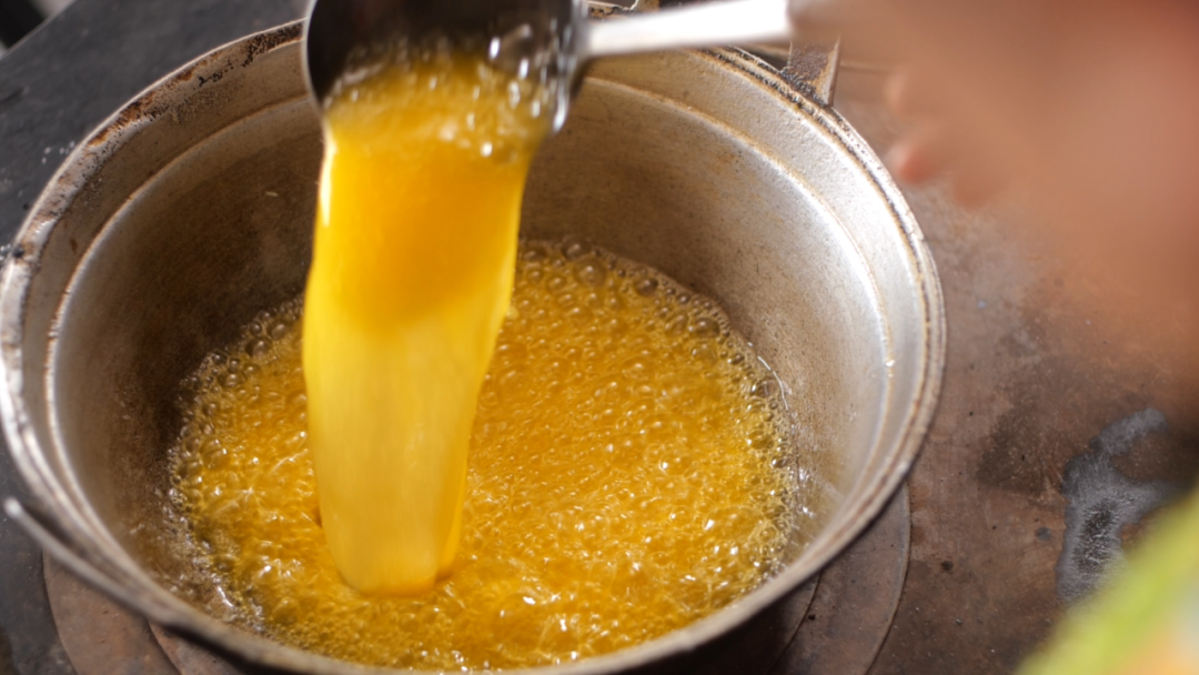 ▲酥油融化成金黄