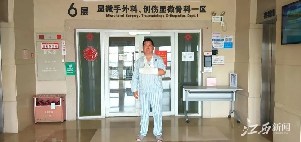 ▲赵之林在医院手术室外。