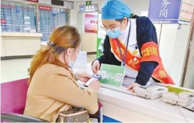在华润武钢总医院，市民使用国家医保电子凭证扫码支付。通讯员杨翼 摄