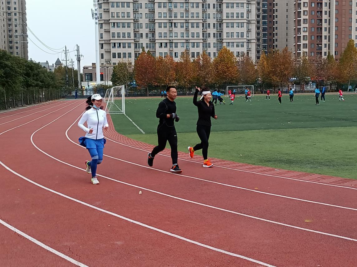市民在学校田径场跑步.尹杰 摄