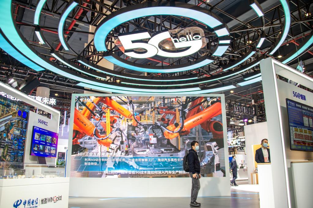 这是2021中国5G+工业互联网大会上，“5G+工业互联网成果展”现场。