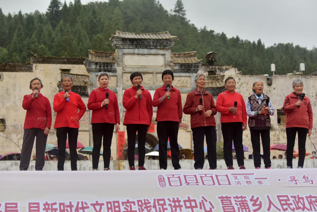 菖蒲寿星组合在2021&middot;菖蒲长寿村稻田歌会上合唱《东方红》（程德文摄）