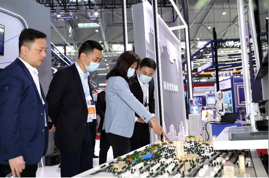 图为中国电信安徽公司总经理刘颖在中国电信"网络强国-量子城域网"展