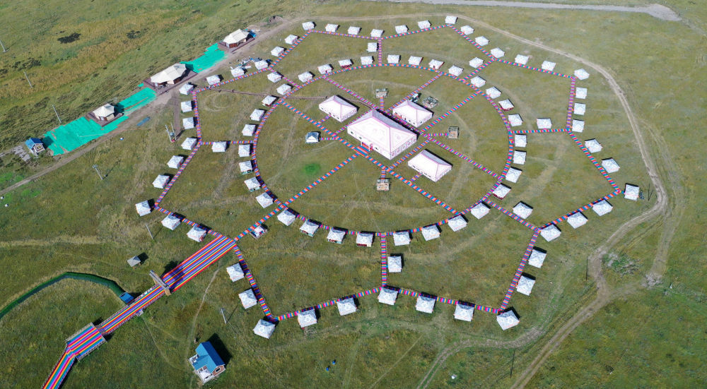 这是9月9日拍摄的甘肃省甘南藏族自治州碌曲县尕海镇尕秀村帐篷城景区(无人机照片)新华社记者 陈斌 摄