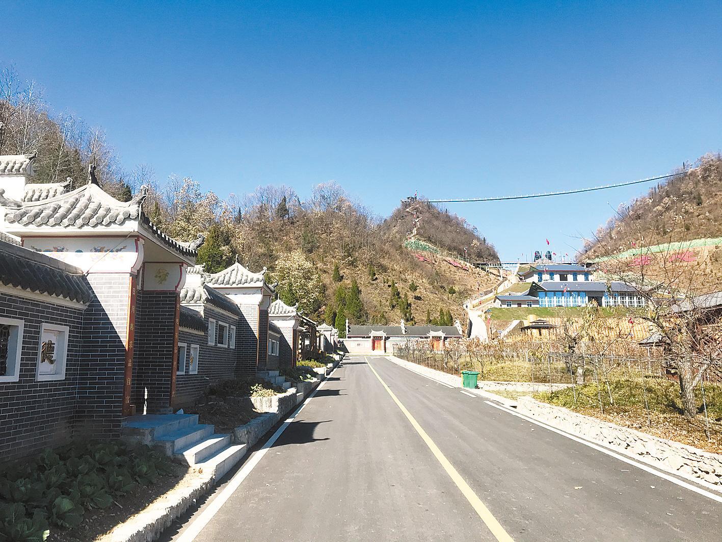 黄龙观村统一的民宿、新建的礼堂以及彩虹桥。