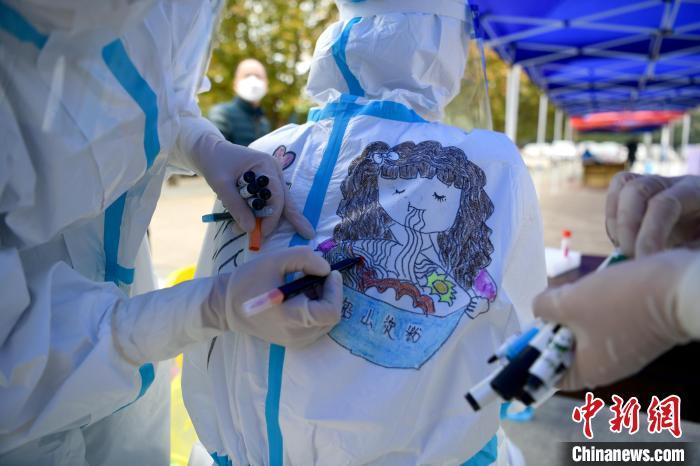 图为防护服上画有美女品尝铅山烫粉。　丁铭华 摄