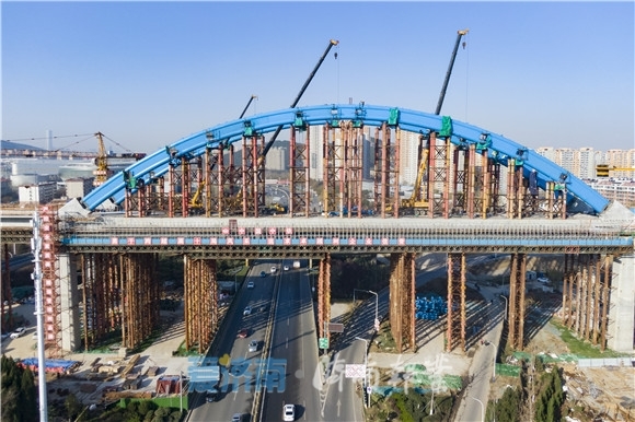 济莱高铁唯一一座系杆拱桥拱肋顺利合龙