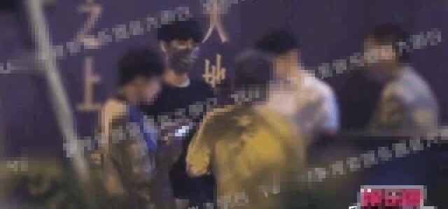 33岁男星与美女街头牵手摸头 两人举止亲密疑似恋情曝光