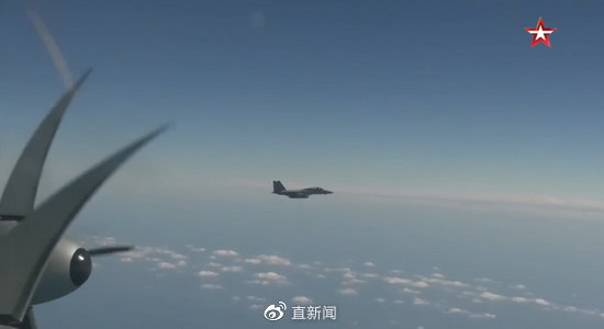 俄媒公布的日本空自F-15战机“伴飞”画面。图源：GJ