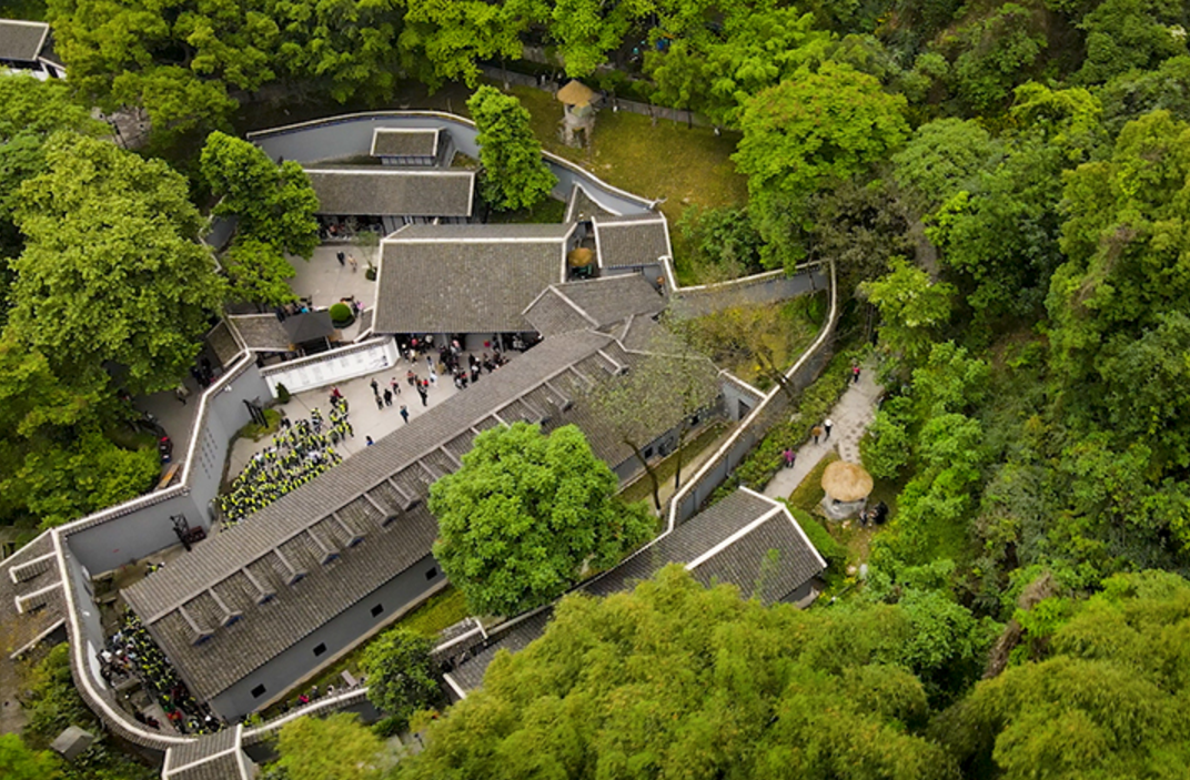 资料图:航拍镜头下,渣滓洞掩映在重庆歌乐山茂密的树林中.耿骏宇 摄