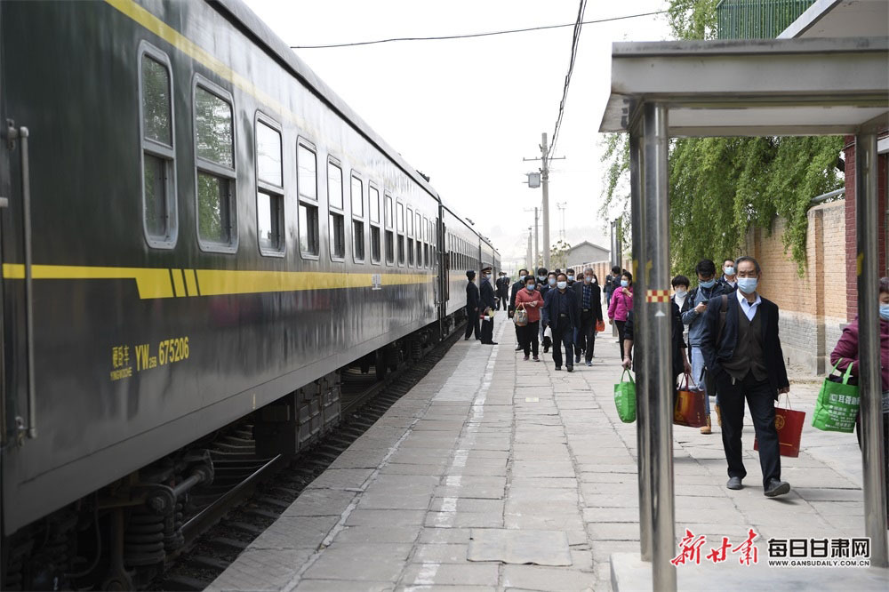 票价30年不变 “慢火车”向着幸福开