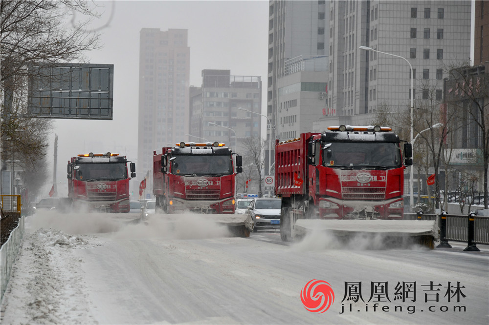 多台清雪设备对长春市主干道路进行清雪。梁琪佳摄