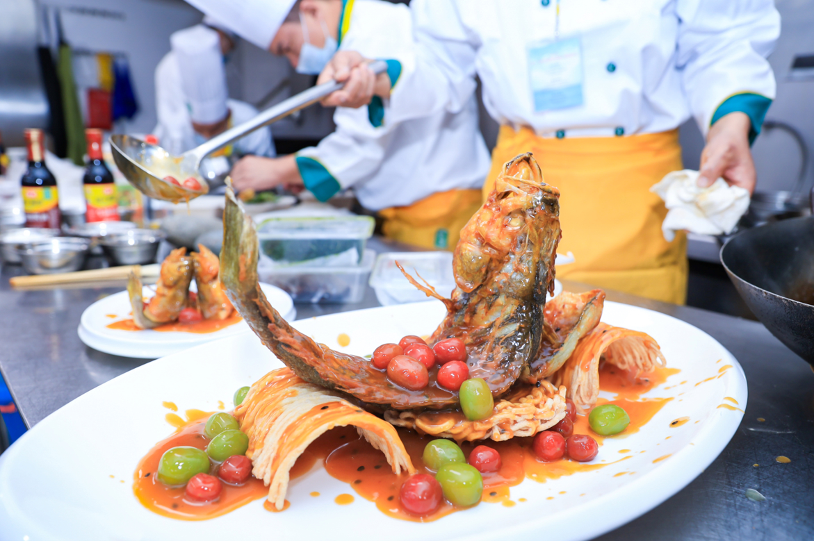 学院学子在2019FHC中国国际烹饪艺术比赛中获团体金牌