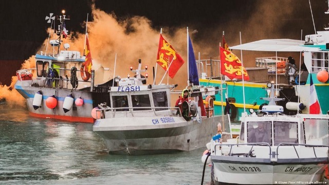 英法外交争端升级 法渔民堵英吉利海峡港口抗议