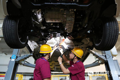 江淮汽车厂工人正在组装新能源汽车