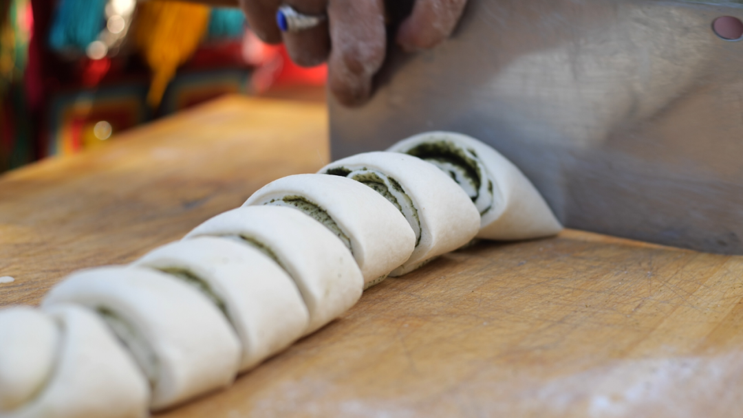 ▲裹好香豆粉的面团卷起切段