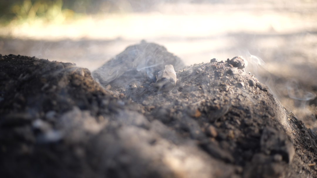 ▲干牛粪煨火烧壳子