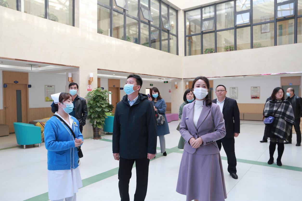 二七区杜涛区长一行参观大河新美医疗院三楼阳光综合体检区