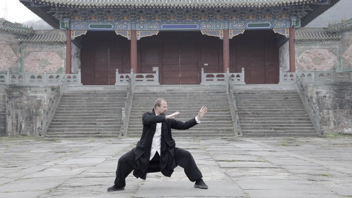 90后美国小伙武当山习武11年：从小爱看功夫片 现在是中国女婿