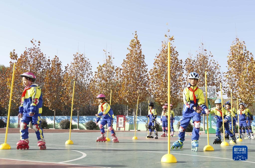11月24日，邢台市立德小学学生在练习轮滑。