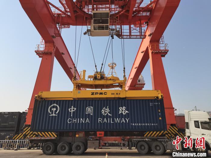 兰州陆港国际班列恢复正常运营今年开行同比增长97%