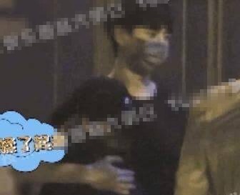 33岁男星与美女街头牵手摸头 两人举止亲密疑似恋情曝光