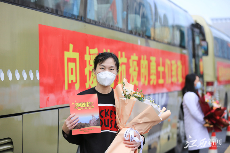 欢送抗疫英雄|最美天使挥别上饶(图)