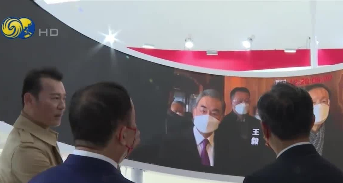 前沿技术亮相网络媒体论坛 凤凰展台环屏沉浸式展示华人资讯播报