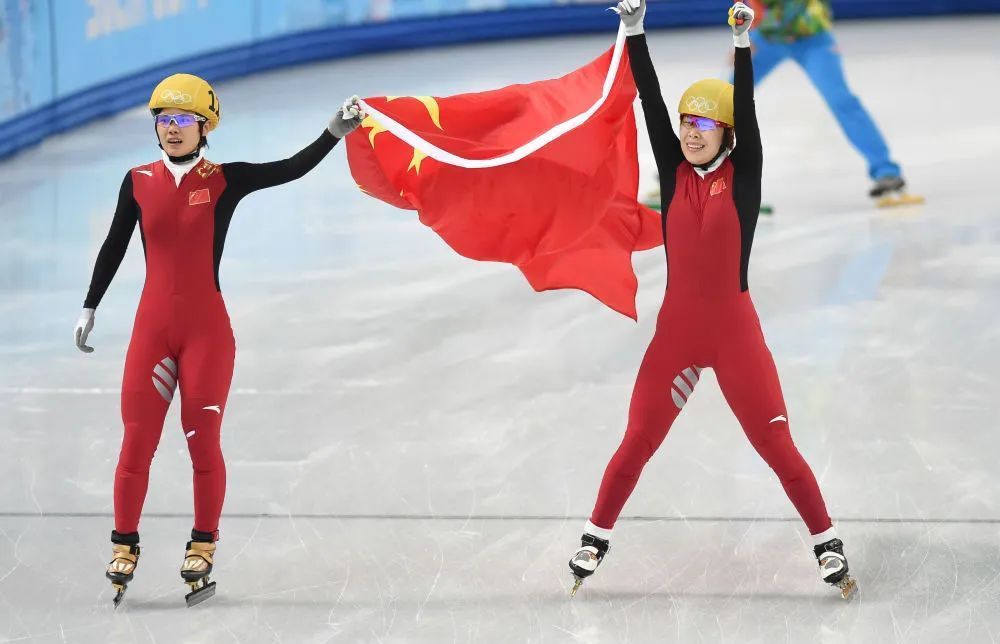 2014年2月15日，周洋（右）夺冠后与队友李坚柔庆祝。当日，在2014年索契冬奥会短道速滑女子1500米决赛中，中国选手周洋以2分19秒140的成绩夺得冠军。新华社记者 王昊飞 摄