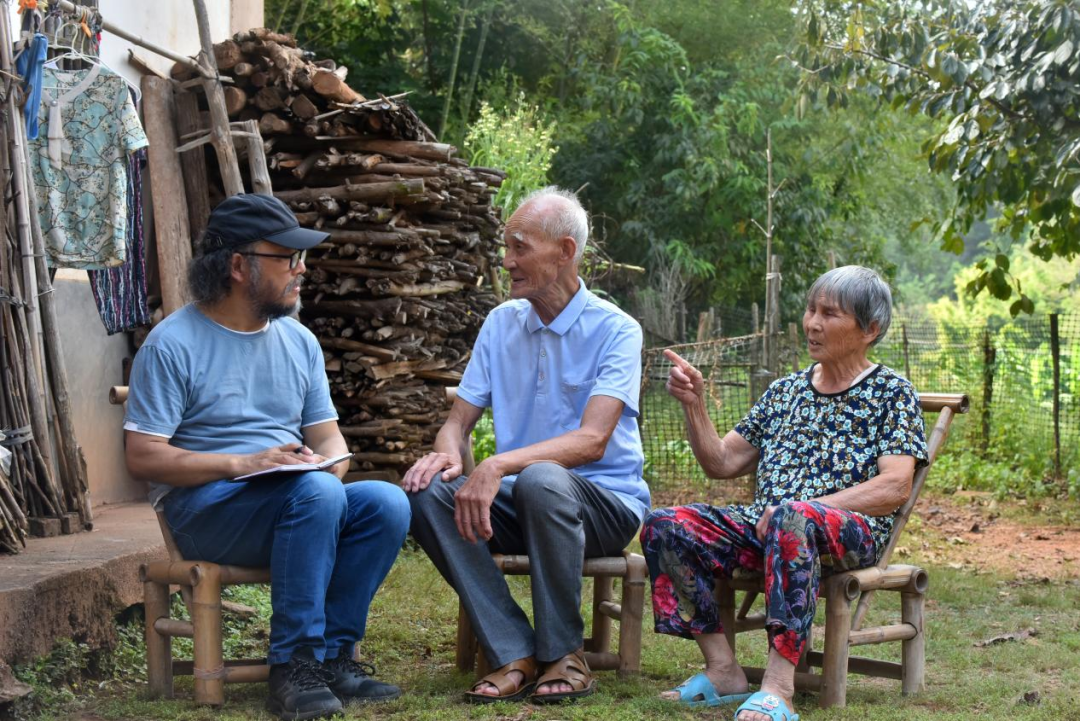 菖蒲村寿星夫妇88岁李玉书与80岁刘凤玉接受第一书记田信国采访（程德文摄）