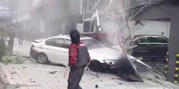 郴州一宝马车冲破围墙飞下马路，撞损汽修店招牌