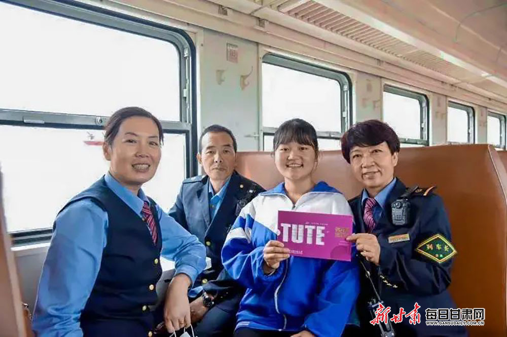 票价30年不变 “慢火车”向着幸福开