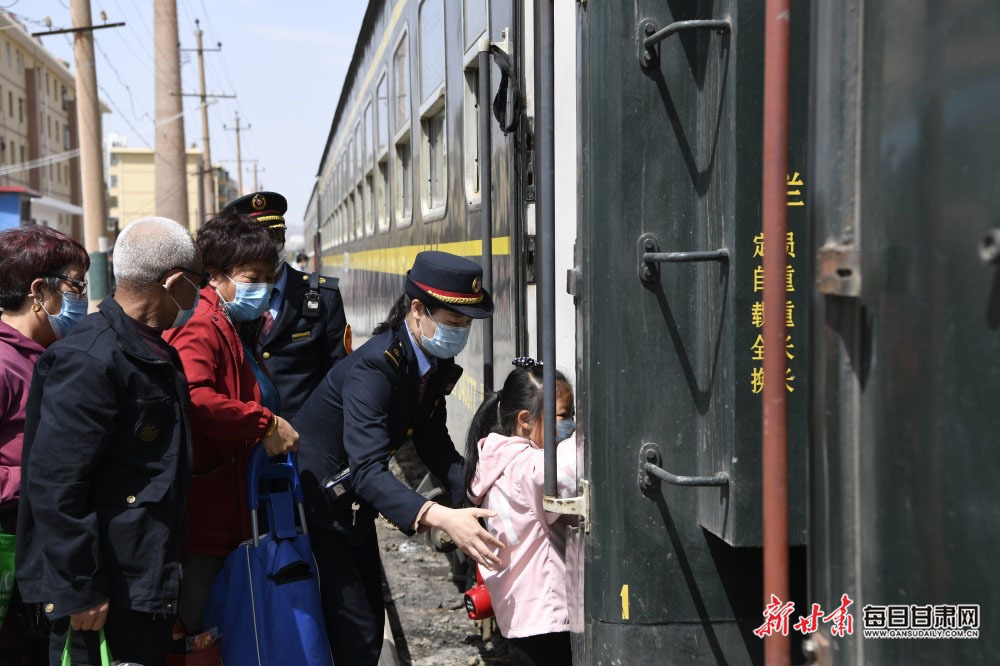 票价30年不变 “慢火车”向着幸福开