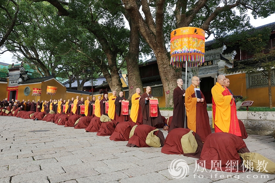 十师前往戒坛(图片来源:凤凰网佛教 摄影:普陀山佛教协会)