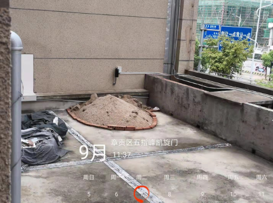 赣州中海凯旋门业主“违建” 邻居多次投诉无果 街道办上门执法
