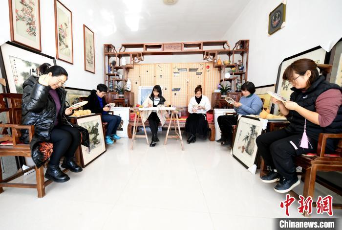 图为安次区调河头村刺绣培训基地，刺绣师(左三)正在培训当地妇女进行刺绣。　庞博 摄